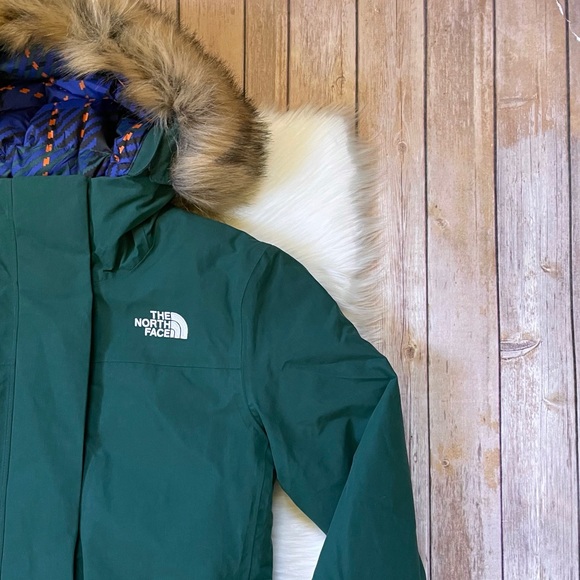 The North Face Women’s Arctic Parka Coat In Ponderosa Green - Picture 3 of 9
